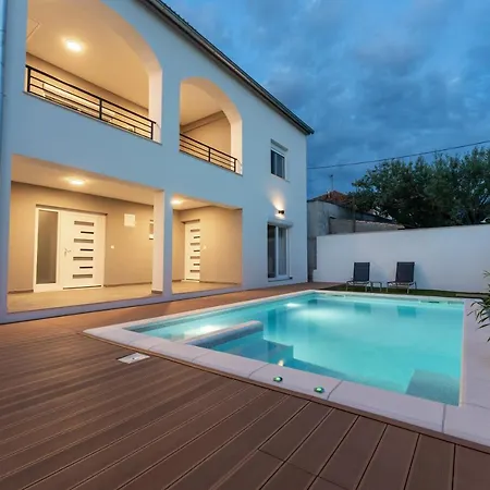 Bernie With A Pool 公寓