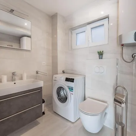 Bernie With A Pool 扎达尔