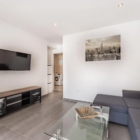 Bernie With A Pool 公寓