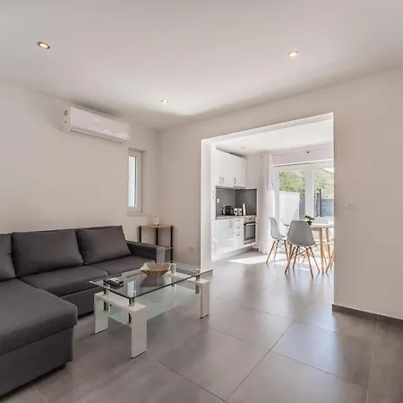 公寓 Bernie With A Pool 扎达尔