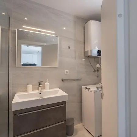 Bernie With A Pool 扎达尔