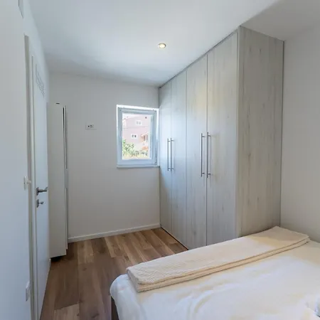 Bernie With A Pool * 扎达尔