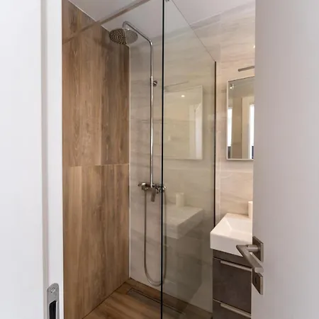 Bernie With A Pool * 扎达尔