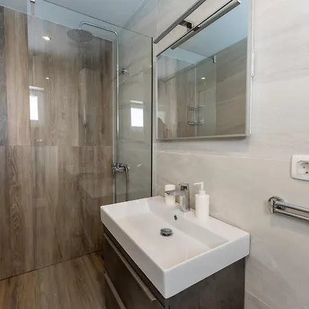 Bernie With A Pool * 扎达尔