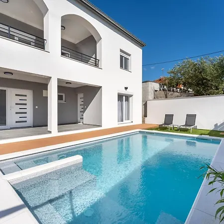 Bernie With A Pool * 扎达尔