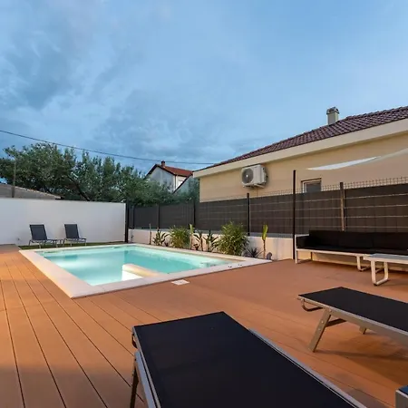 Bernie With A Pool Apartamento Zadar