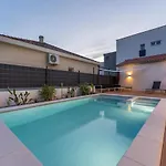 Bernie With A Pool 扎达尔