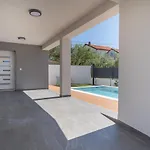 Bernie With A Pool Apartman *