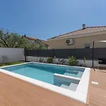Bernie With A Pool * 扎达尔