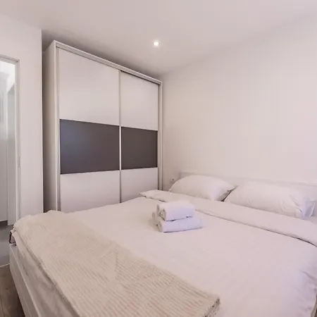 Appartement Bernie With A Pool Zadar