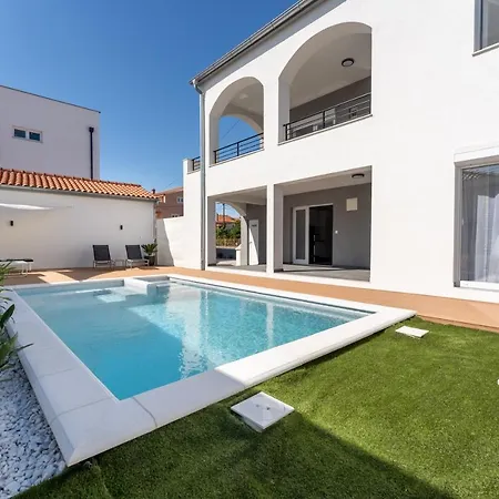 Bernie With A Pool Appartement Zadar